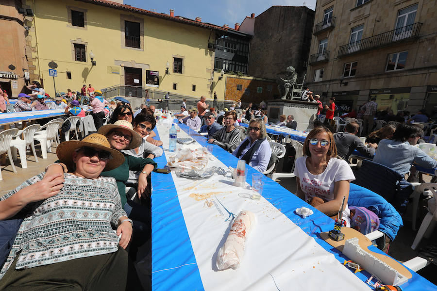 Avilés se vuelca con la Comida en la calle y miles de personas salen a celebrar la jornada festiva