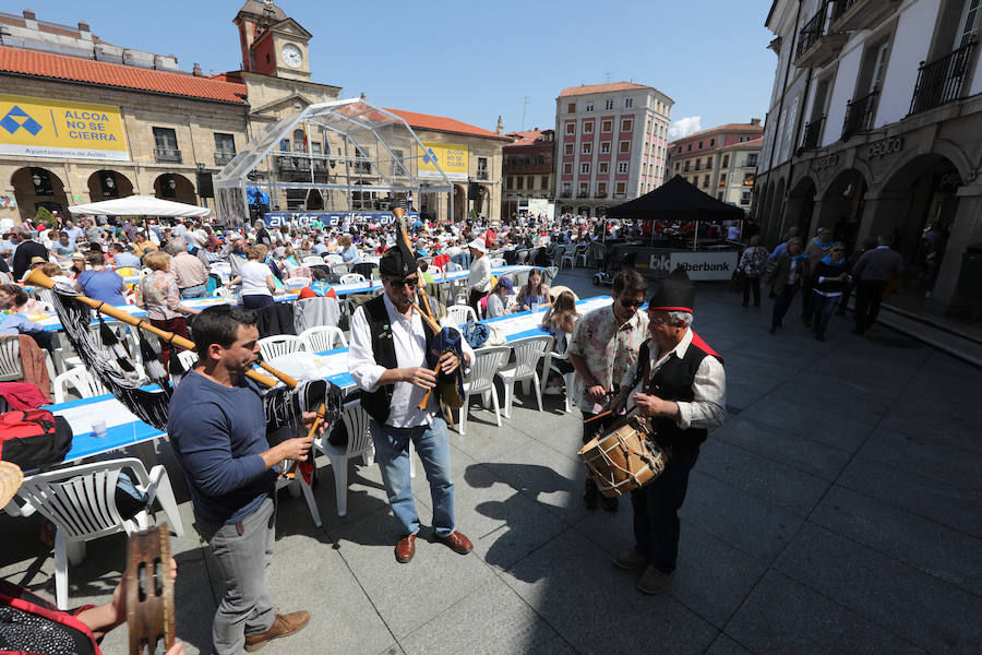 Avilés se vuelca con la Comida en la calle y miles de personas salen a celebrar la jornada festiva