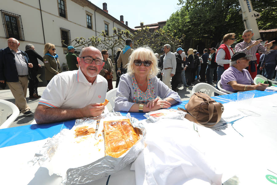 Avilés se vuelca con la Comida en la calle y miles de personas salen a celebrar la jornada festiva