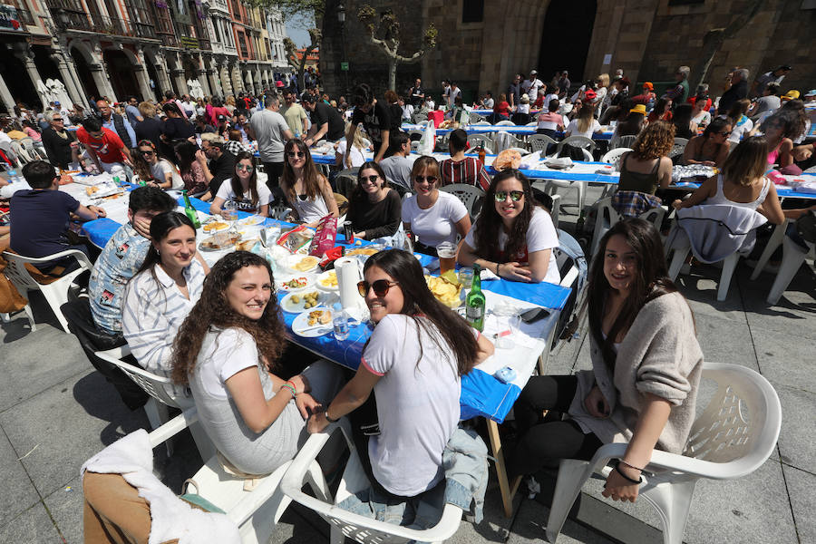 Avilés se vuelca con la Comida en la calle y miles de personas salen a celebrar la jornada festiva