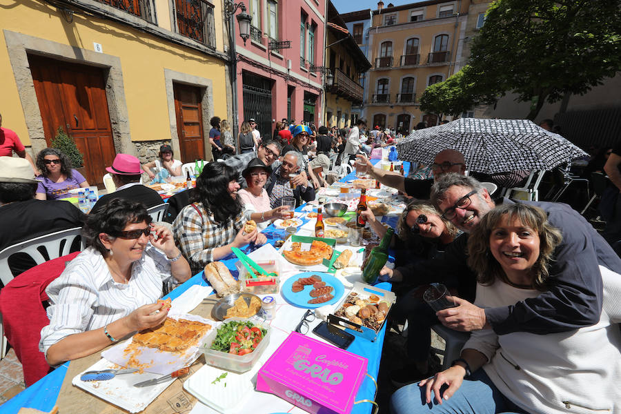 Avilés se vuelca con la Comida en la calle y miles de personas salen a celebrar la jornada festiva