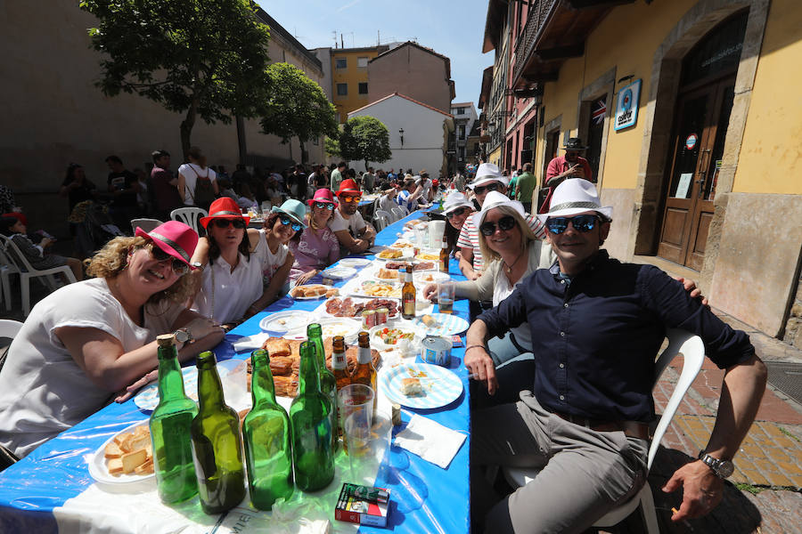 Avilés se vuelca con la Comida en la calle y miles de personas salen a celebrar la jornada festiva