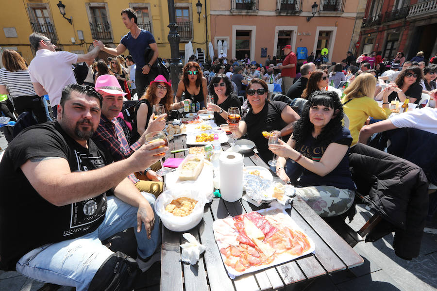 Miles de personas disfrutan de la Comida en la calle de Avilés