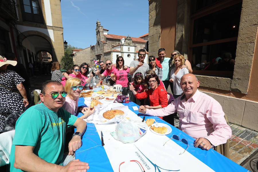 Miles de personas disfrutan de la Comida en la calle de Avilés