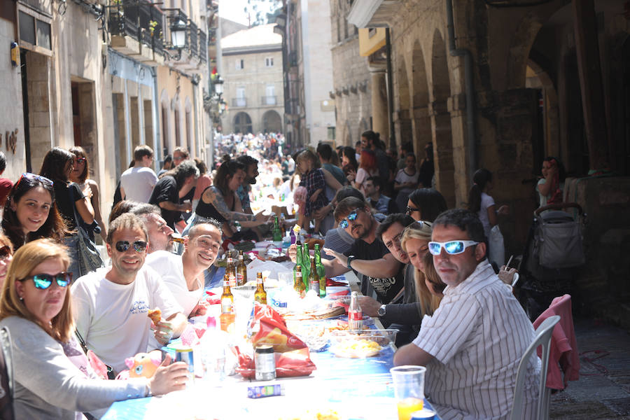 Miles de personas disfrutan de la Comida en la calle de Avilés