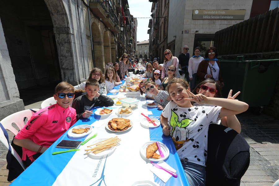 Miles de personas disfrutan de la Comida en la calle de Avilés