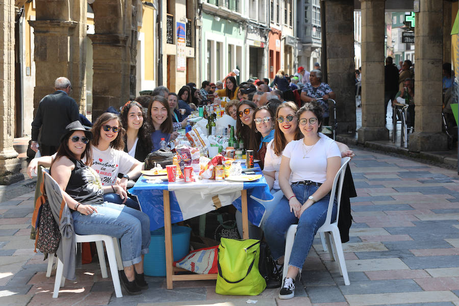 Miles de personas disfrutan de la Comida en la calle de Avilés