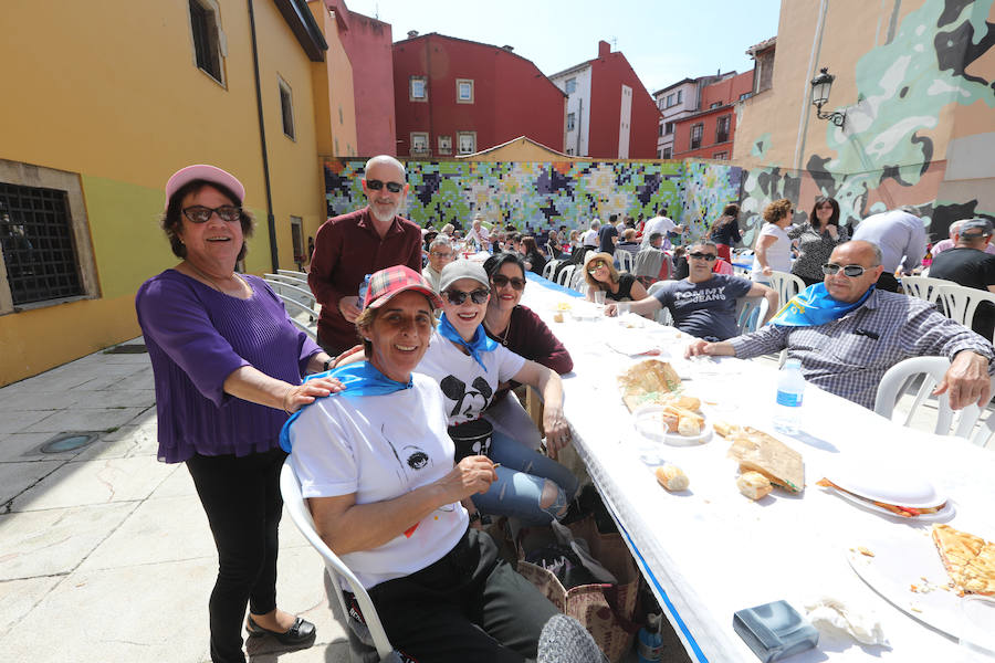 Miles de personas disfrutan de la Comida en la calle de Avilés