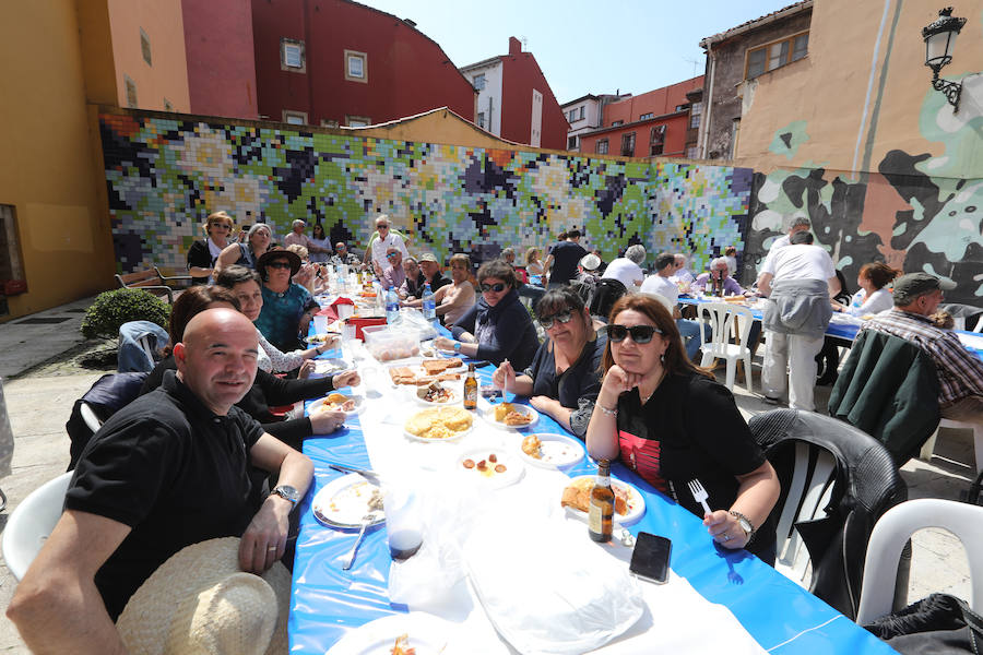 Miles de personas disfrutan de la Comida en la calle de Avilés