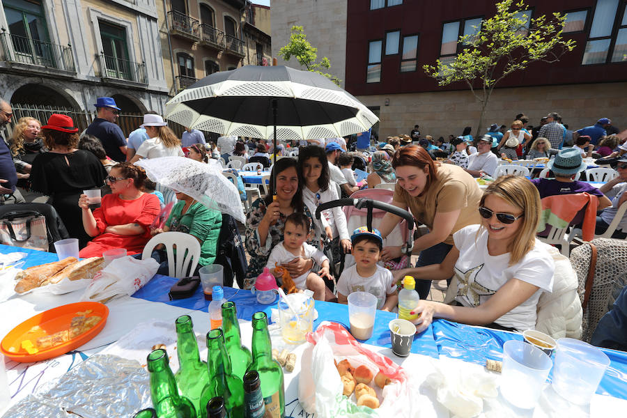 Miles de personas disfrutan de la Comida en la calle de Avilés