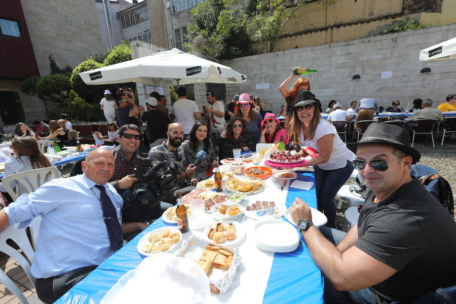 Miles de personas disfrutan de la Comida en la calle de Avilés