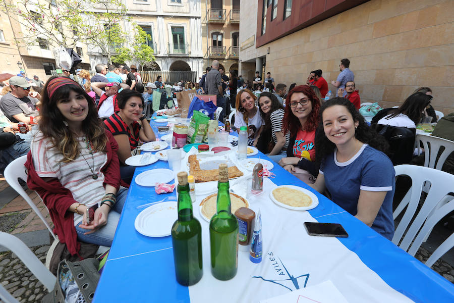 Miles de personas disfrutan de la Comida en la calle de Avilés