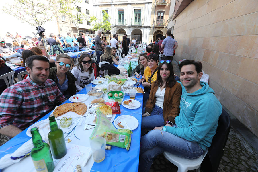 Miles de personas disfrutan de la Comida en la calle de Avilés