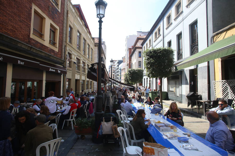 La edición de 2019 de la Comida en la calle de Avilés vuelve a repetir el éxito de la edición precedente