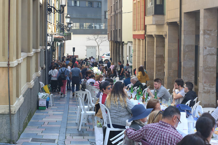 La edición de 2019 de la Comida en la calle de Avilés vuelve a repetir el éxito de la edición precedente