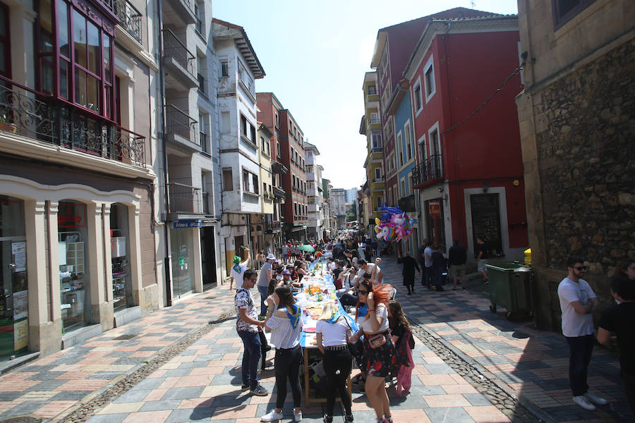 El sol ha permitido a miles de avilesinos disfrutar de una animada comida en la calle