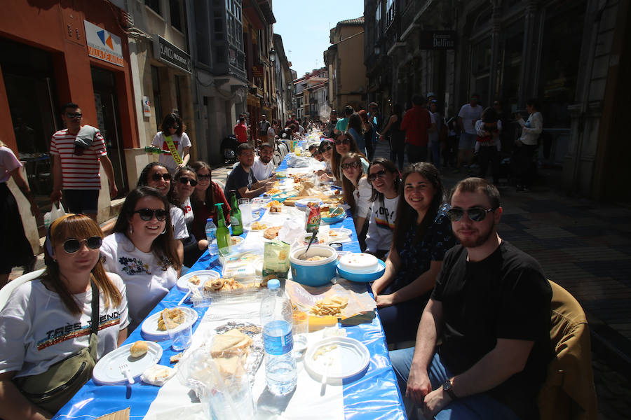 El sol ha permitido a miles de avilesinos disfrutar de una animada comida en la calle