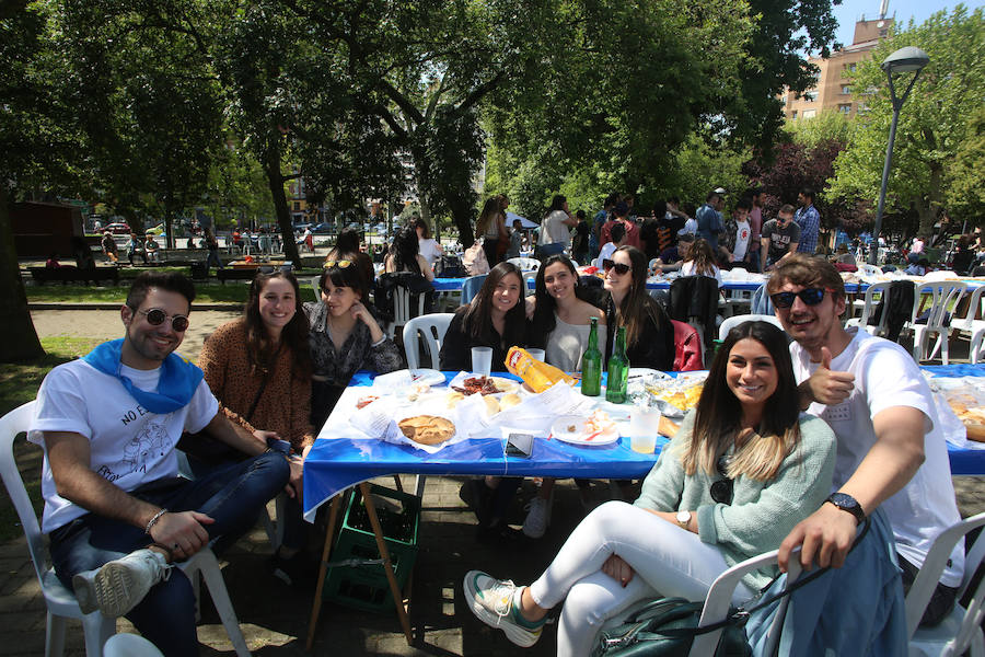 El sol ha permitido a miles de avilesinos disfrutar de una animada comida en la calle