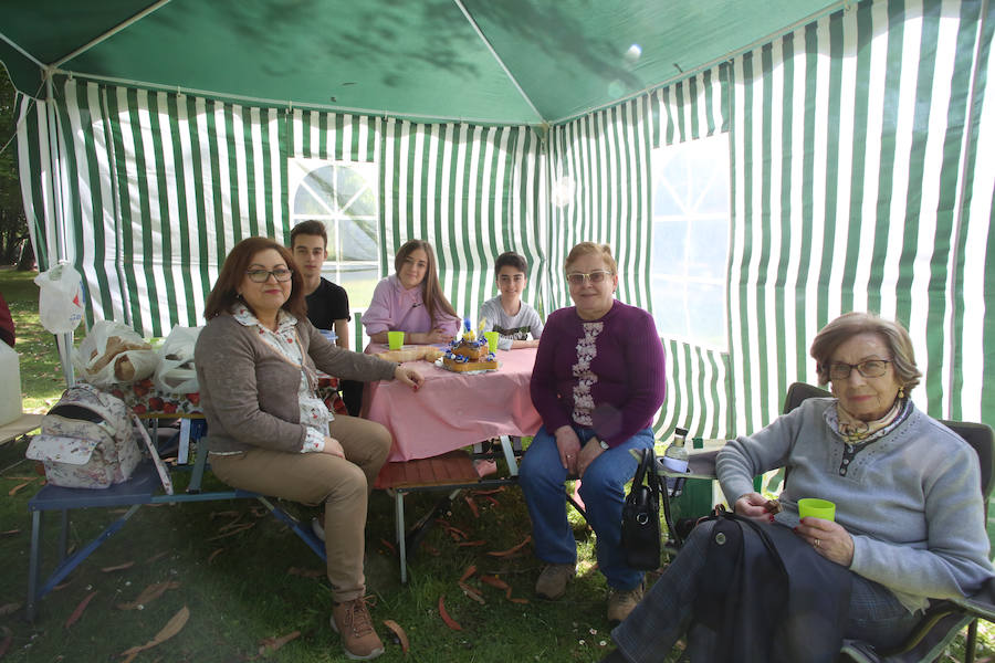 Miles de personas disfrutan de la Comida en la calle de Avilés en numerosos puntos de la ciudad. Uno de los puntos importantes, el parque de Ferrera