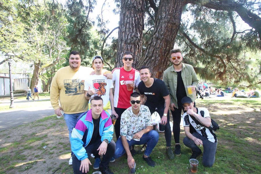 Miles de personas disfrutan de la Comida en la calle de Avilés en numerosos puntos de la ciudad. Uno de los puntos importantes, el parque de Ferrera