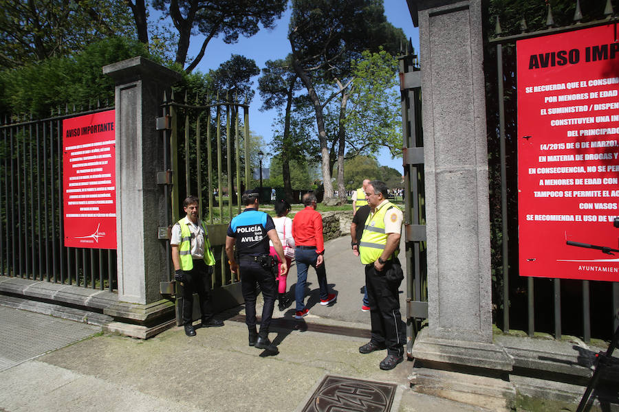 Miles de personas disfrutan de la Comida en la calle de Avilés en numerosos puntos de la ciudad. Uno de los puntos importantes, el parque de Ferrera