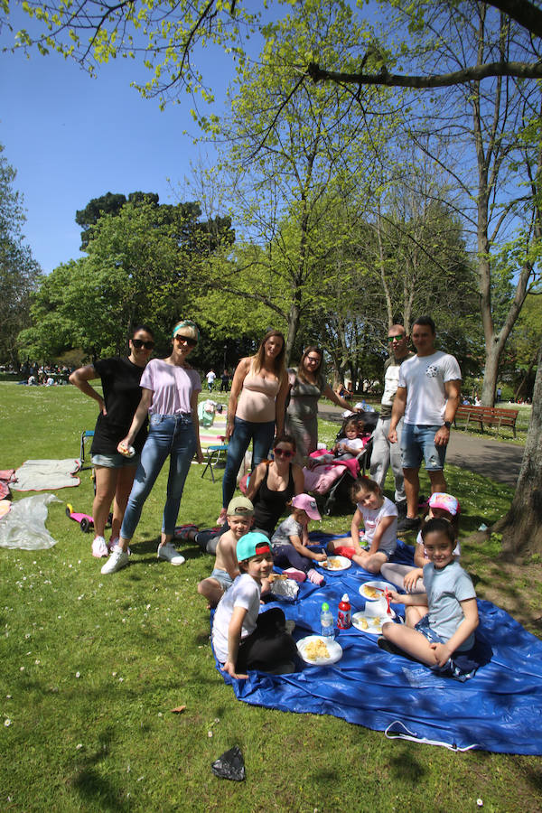 Miles de personas disfrutan de la Comida en la calle de Avilés en numerosos puntos de la ciudad. Uno de los puntos importantes, el parque de Ferrera