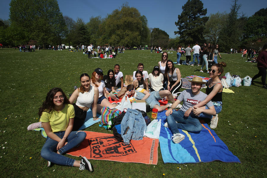 Miles de personas disfrutan de la Comida en la calle de Avilés en numerosos puntos de la ciudad. Uno de los puntos importantes, el parque de Ferrera