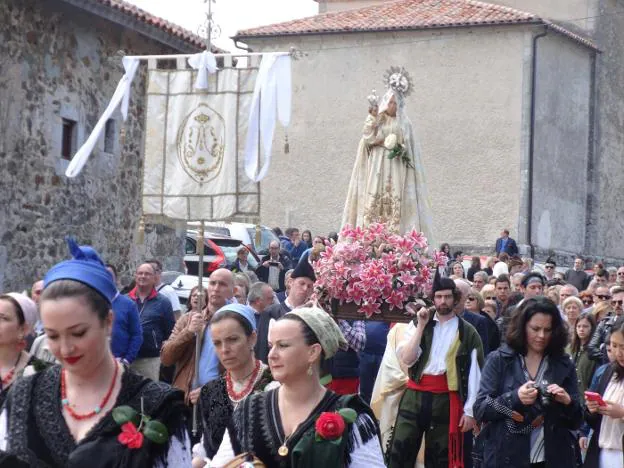 En una mañana de agradable temperatura, la procesión de la Virgen de la Flor fue multitudinaria. 