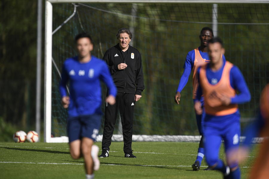 El nuevo técnico del Real Oviedo llegó a las instalaciones del club azul cuando caída una intensa granizada. Pero el tiempo amainó y permitió una sesión de entrenamiento intensa a los mandos del nuevo entrenador