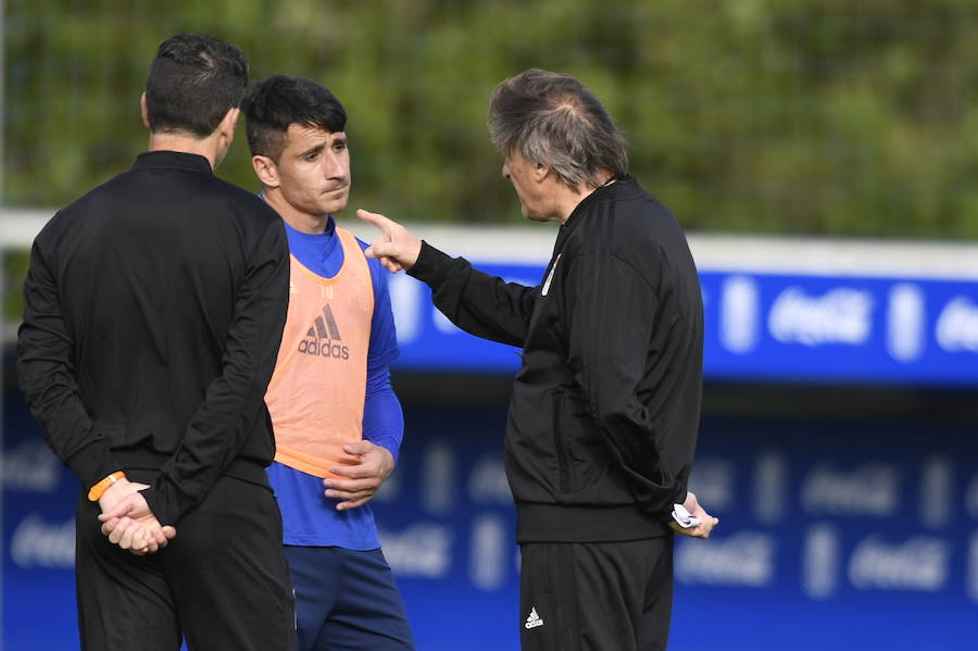 El nuevo técnico del Real Oviedo llegó a las instalaciones del club azul cuando caída una intensa granizada. Pero el tiempo amainó y permitió una sesión de entrenamiento intensa a los mandos del nuevo entrenador