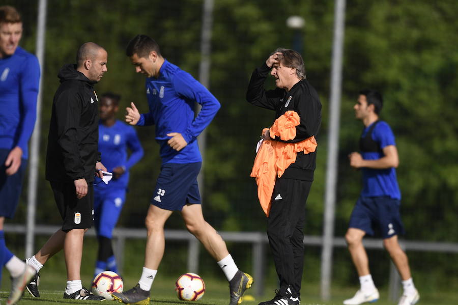 El nuevo técnico del Real Oviedo llegó a las instalaciones del club azul cuando caída una intensa granizada. Pero el tiempo amainó y permitió una sesión de entrenamiento intensa a los mandos del nuevo entrenador