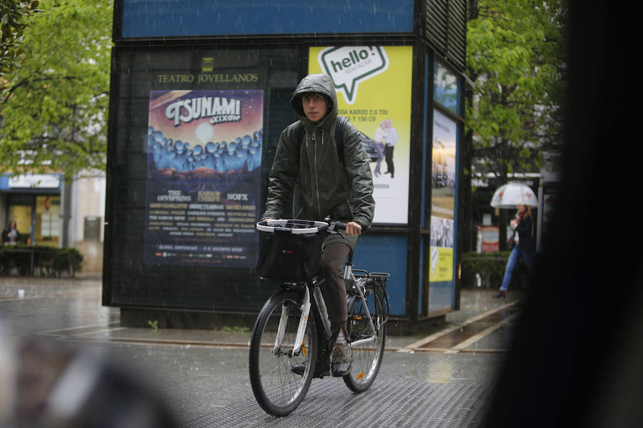 Aunque la mañana había librado del agua, las lluvias hicieron su aparición en Gijón por la tarde, con intensidad y acompañadas de tormenta