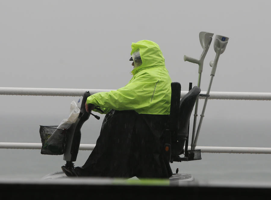 Aunque la mañana había librado del agua, las lluvias hicieron su aparición en Gijón por la tarde, con intensidad y acompañadas de tormenta