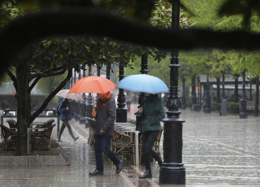 Aunque la mañana había librado del agua, las lluvias hicieron su aparición en Gijón por la tarde, con intensidad y acompañadas de tormenta