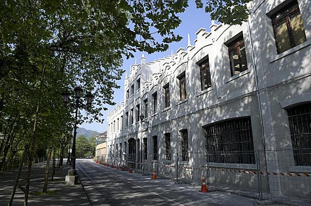 Así luce esta parte de la fachada de la fábrica de armas de Trubia tras su rehabilitación. 