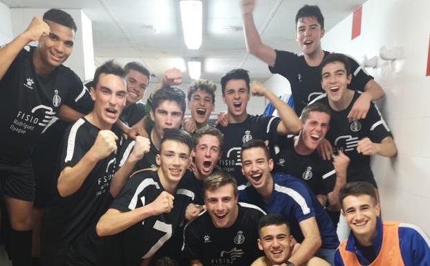 Los jugadores del Avilés juvenil celebran el triunfo con dedicatoria a la abuela en la camiseta de Dani Mulero. 