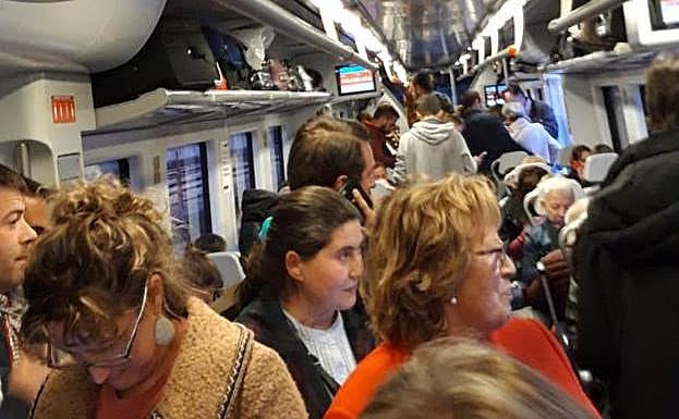 Los pasajeros, en el Cercanías en el que finalizaron el viaje. 
