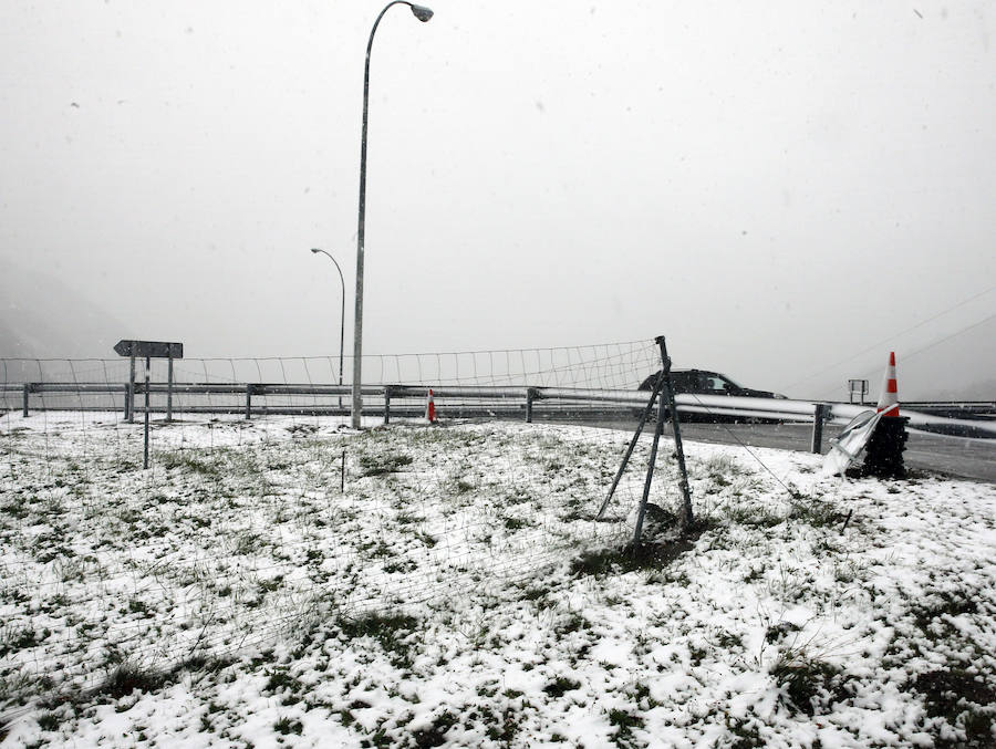 A las puertas de mayo y tras unas jornadas auténticamente primaverales, la caída de las temperaturas ha propiciado que vuelvan a recuperarse los mantos blancos en las zonas de montaña de Asturias. 