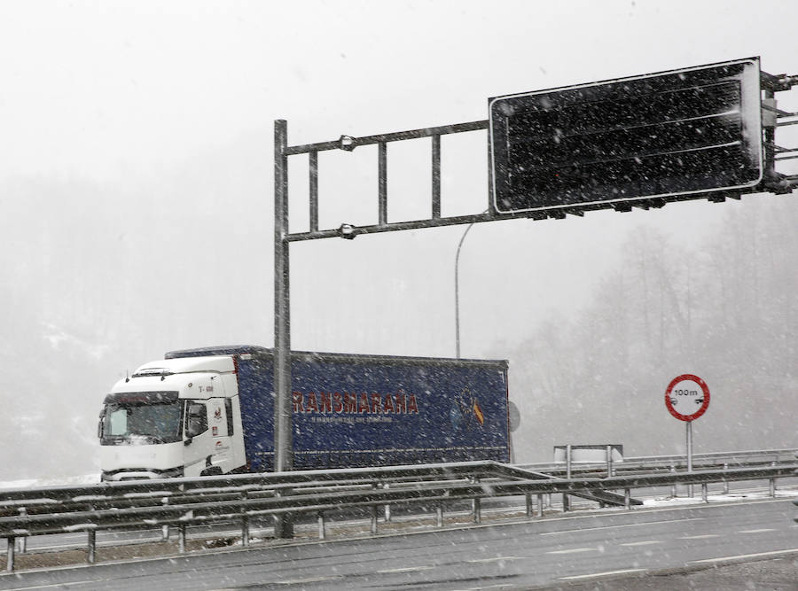 A las puertas de mayo y tras unas jornadas auténticamente primaverales, la caída de las temperaturas ha propiciado que vuelvan a recuperarse los mantos blancos en las zonas de montaña de Asturias. 