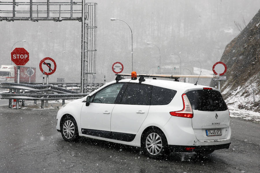 A las puertas de mayo y tras unas jornadas auténticamente primaverales, la caída de las temperaturas ha propiciado que vuelvan a recuperarse los mantos blancos en las zonas de montaña de Asturias. 
