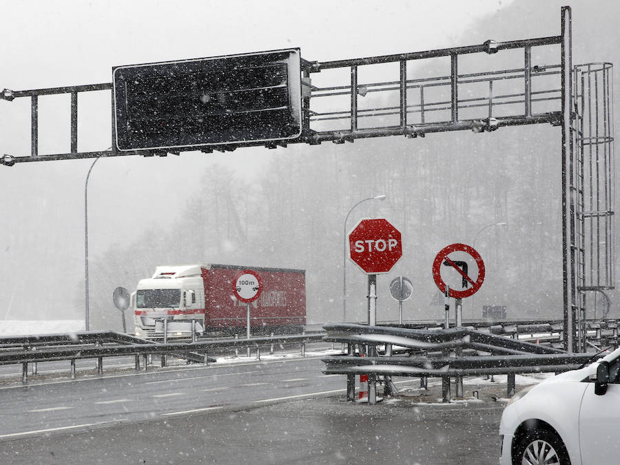 A las puertas de mayo y tras unas jornadas auténticamente primaverales, la caída de las temperaturas ha propiciado que vuelvan a recuperarse los mantos blancos en las zonas de montaña de Asturias. 