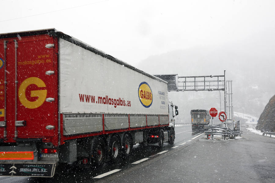 A las puertas de mayo y tras unas jornadas auténticamente primaverales, la caída de las temperaturas ha propiciado que vuelvan a recuperarse los mantos blancos en las zonas de montaña de Asturias. 