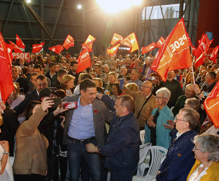 El presidente del Gobierno y candidato del PSOE ha participado en un acto en el pabellón central del recinco ferial Luis Adaro ante unas 3.500 personas, según los datos del PSOE.