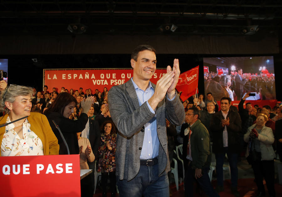 El presidente del Gobierno y candidato del PSOE ha participado en un acto en el pabellón central del recinco ferial Luis Adaro ante unas 3.500 personas, según los datos del PSOE.