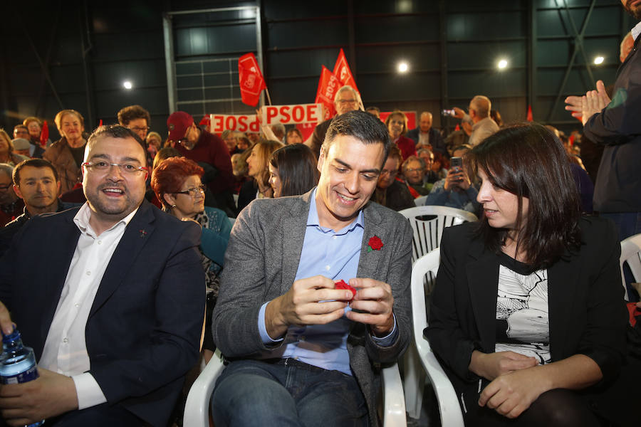 El presidente del Gobierno y candidato del PSOE ha participado en un acto en el pabellón central del recinco ferial Luis Adaro ante unas 3.500 personas, según los datos del PSOE.