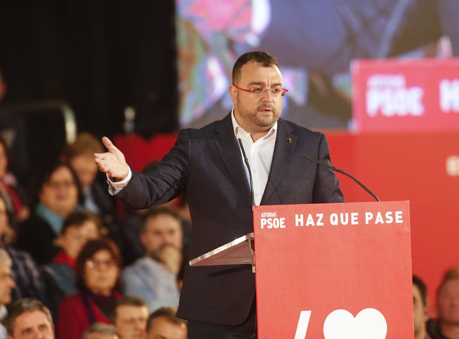 El presidente del Gobierno y candidato del PSOE ha participado en un acto en el pabellón central del recinco ferial Luis Adaro ante unas 3.500 personas, según los datos del PSOE.