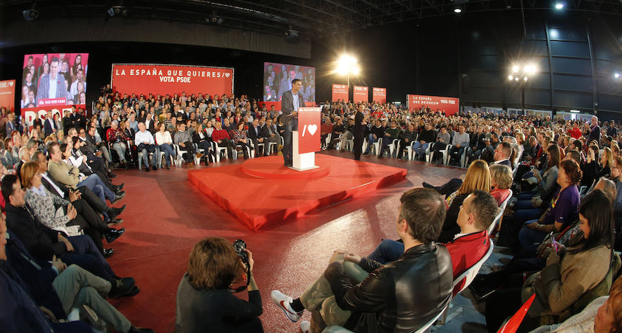 El presidente del Gobierno y candidato del PSOE ha participado en un acto en el pabellón central del recinco ferial Luis Adaro ante unas 3.500 personas, según los datos del PSOE.