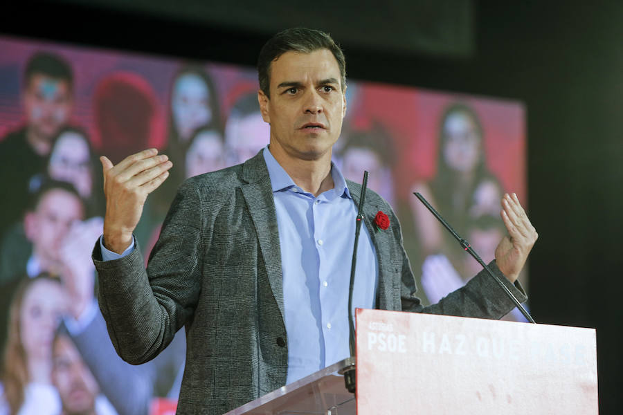 El presidente del Gobierno y candidato del PSOE ha participado en un acto en el pabellón central del recinco ferial Luis Adaro ante unas 3.500 personas, según los datos del PSOE.