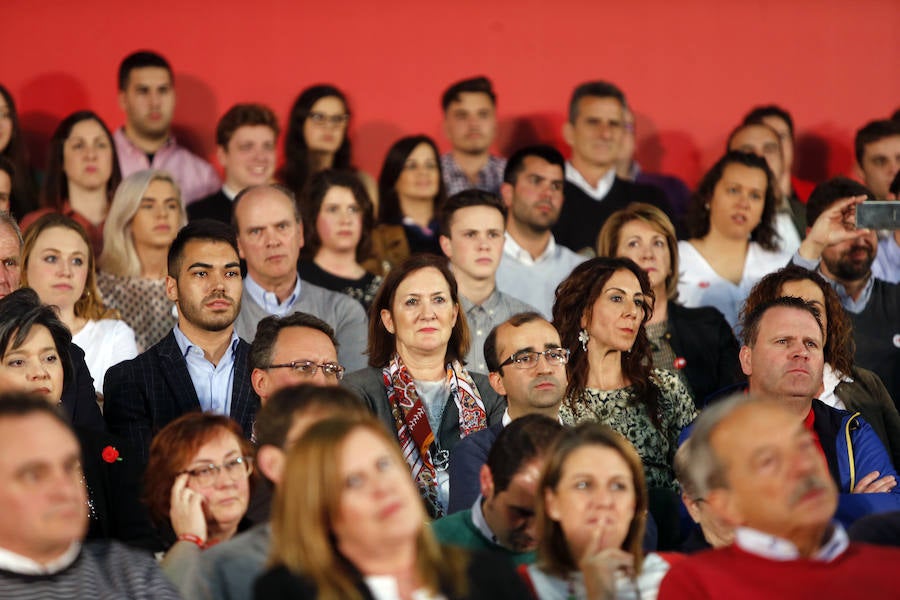 El presidente del Gobierno y candidato del PSOE ha participado en un acto en el pabellón central del recinco ferial Luis Adaro ante unas 3.500 personas, según los datos del PSOE.