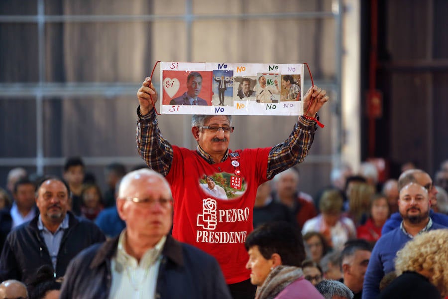 El presidente del Gobierno y candidato del PSOE ha participado en un acto en el pabellón central del recinco ferial Luis Adaro ante unas 3.500 personas, según los datos del PSOE.